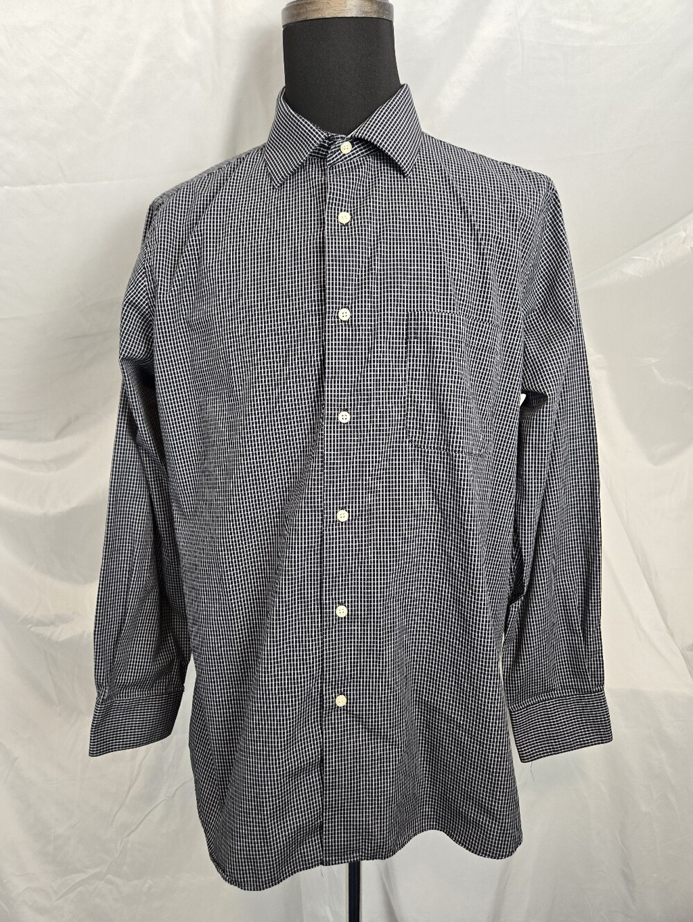 Croft N Barrow Men's  Button-Down Shirt. TM